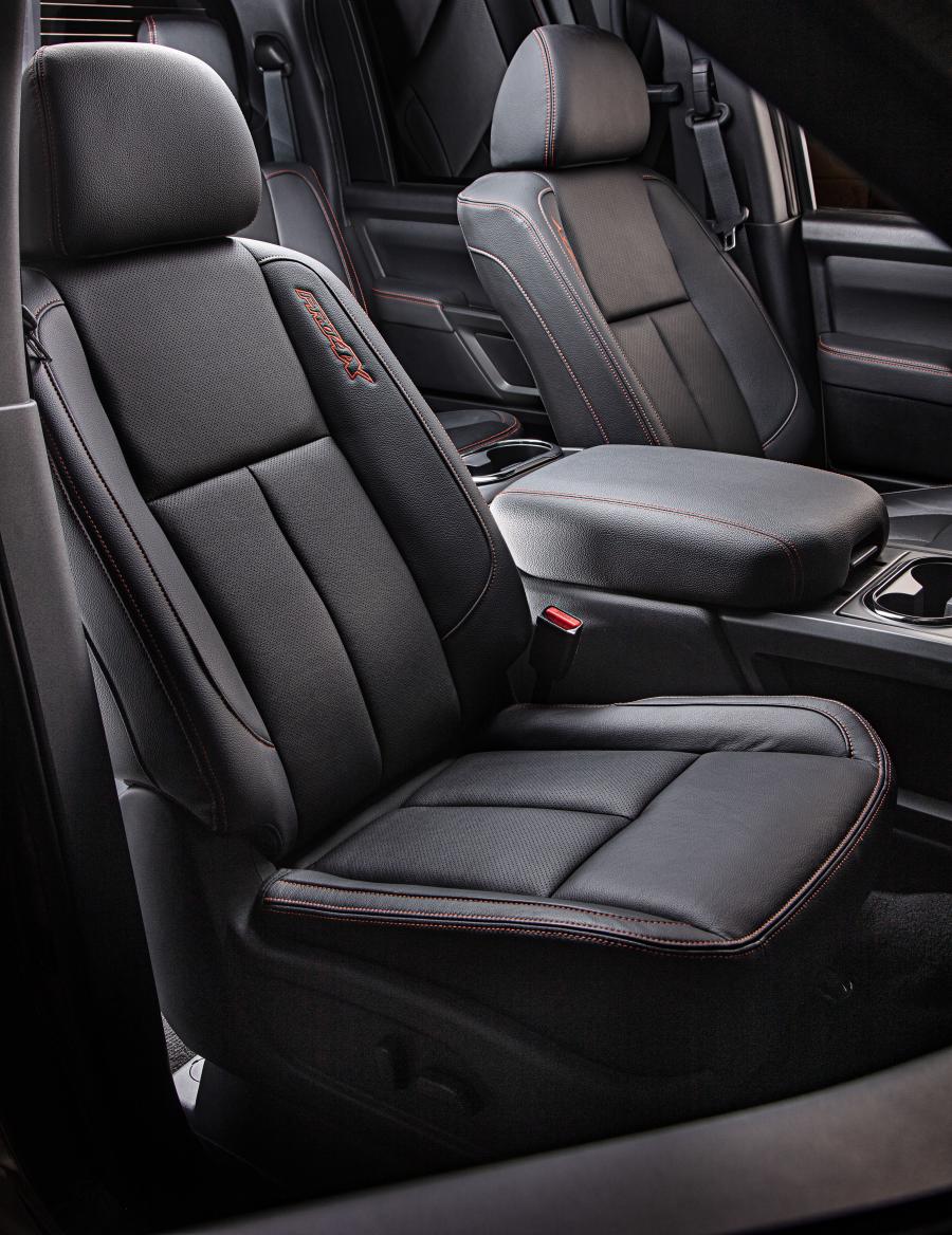 Интерьер Nissan Titan Pro4X Crew Cab 2019 года  (фото 34 из 35)